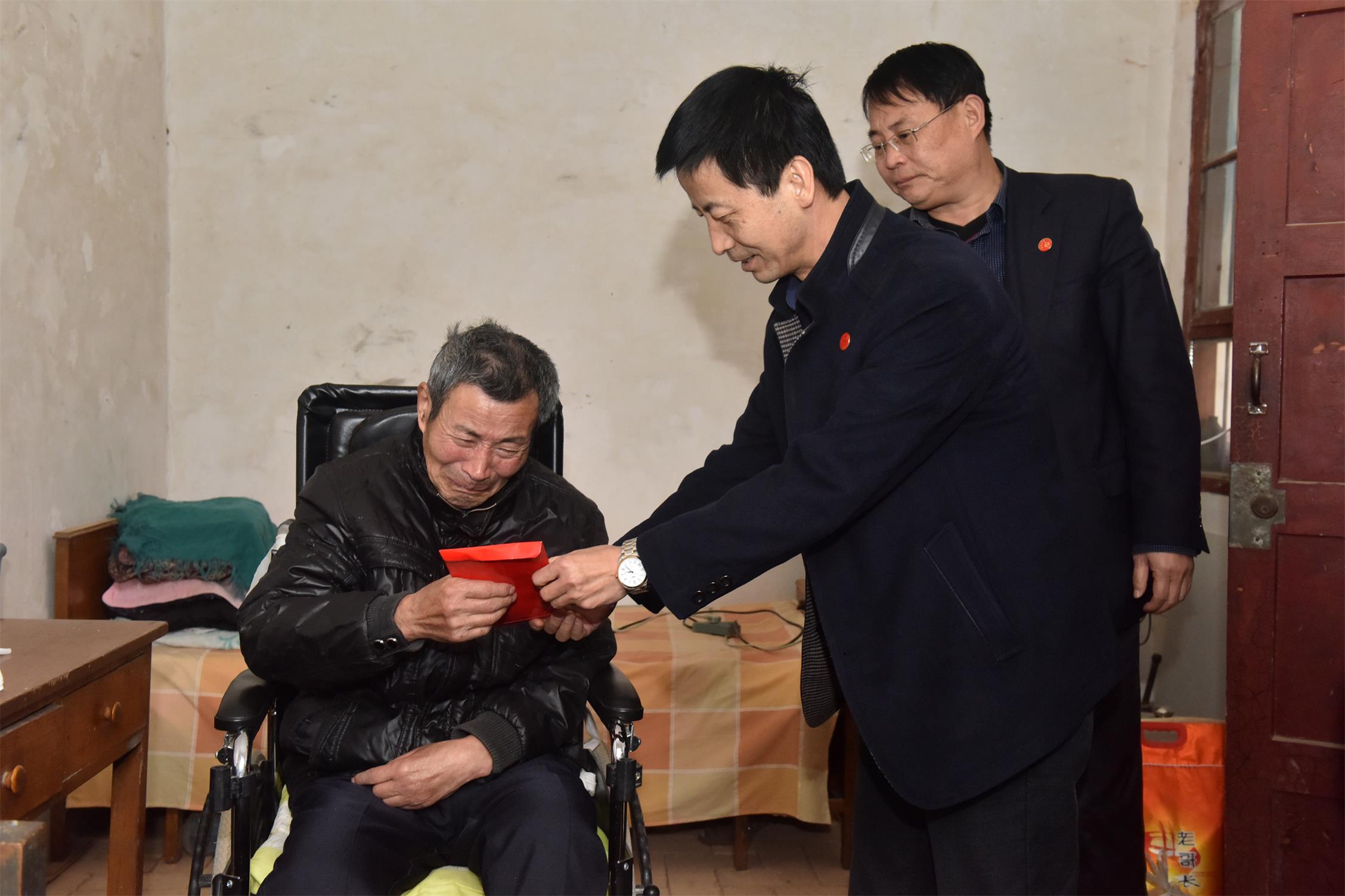 咸陽寶石公司工會慰問退休困難職工