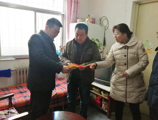 縣委副書記、縣長王旭慰問困難職工.jpg